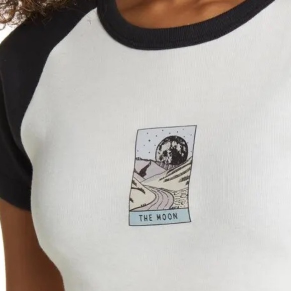 Set of 2 Vinyl Icons Graphic Crop Tees - JUNIORS Medium - Picture 4 of 8